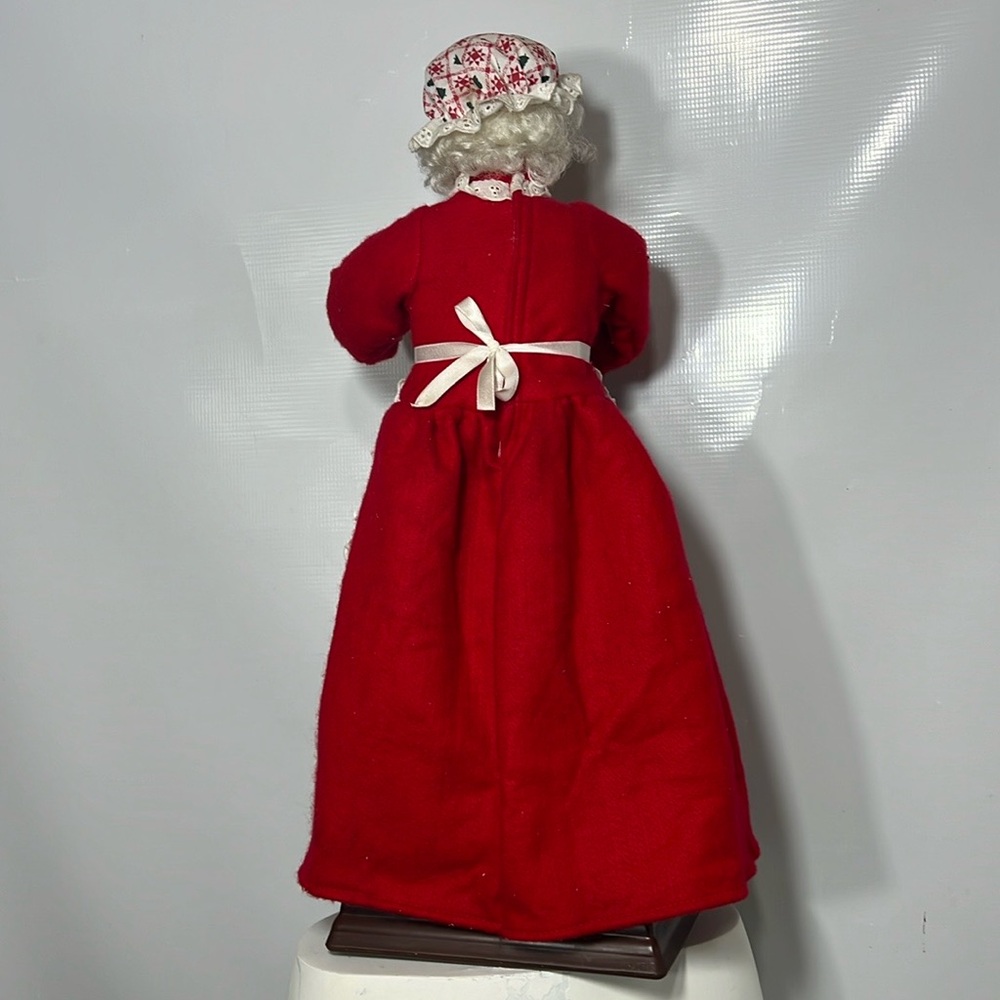 NORTH POLE PRODUCTIONS  MRS.SANTA CLAUS.